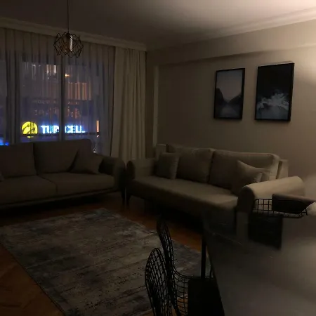 Charming Newly Renovated Apartment *
