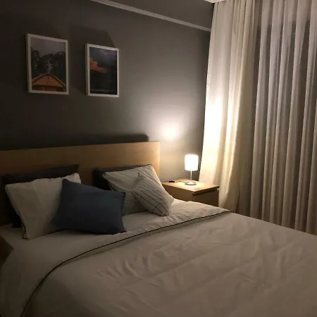 Charming Newly Renovated Apartment *